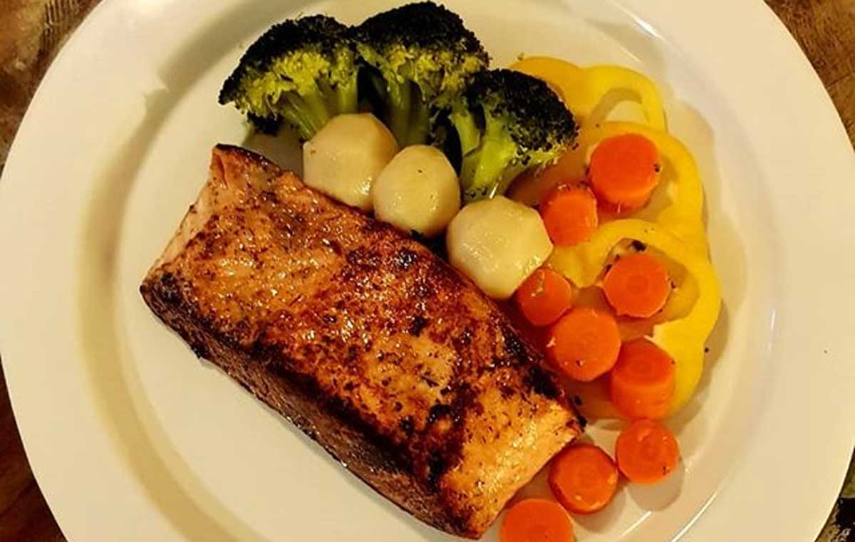 طرز تهیه سالمون فلفلی با سبزیجات کبابی - آشپزخانه فیتنسی - رژیم غذایی ورزشی